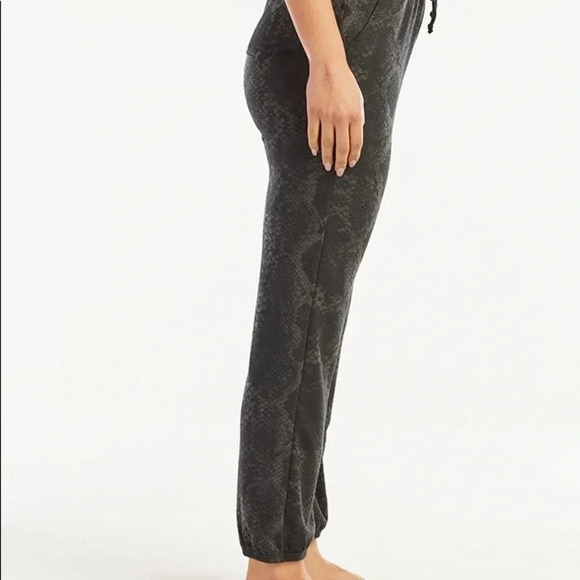 NWT Haute Red Classic Printed Hacci Jogger - Picture 4 of 12